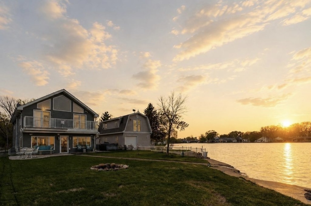     Lakeside Residence