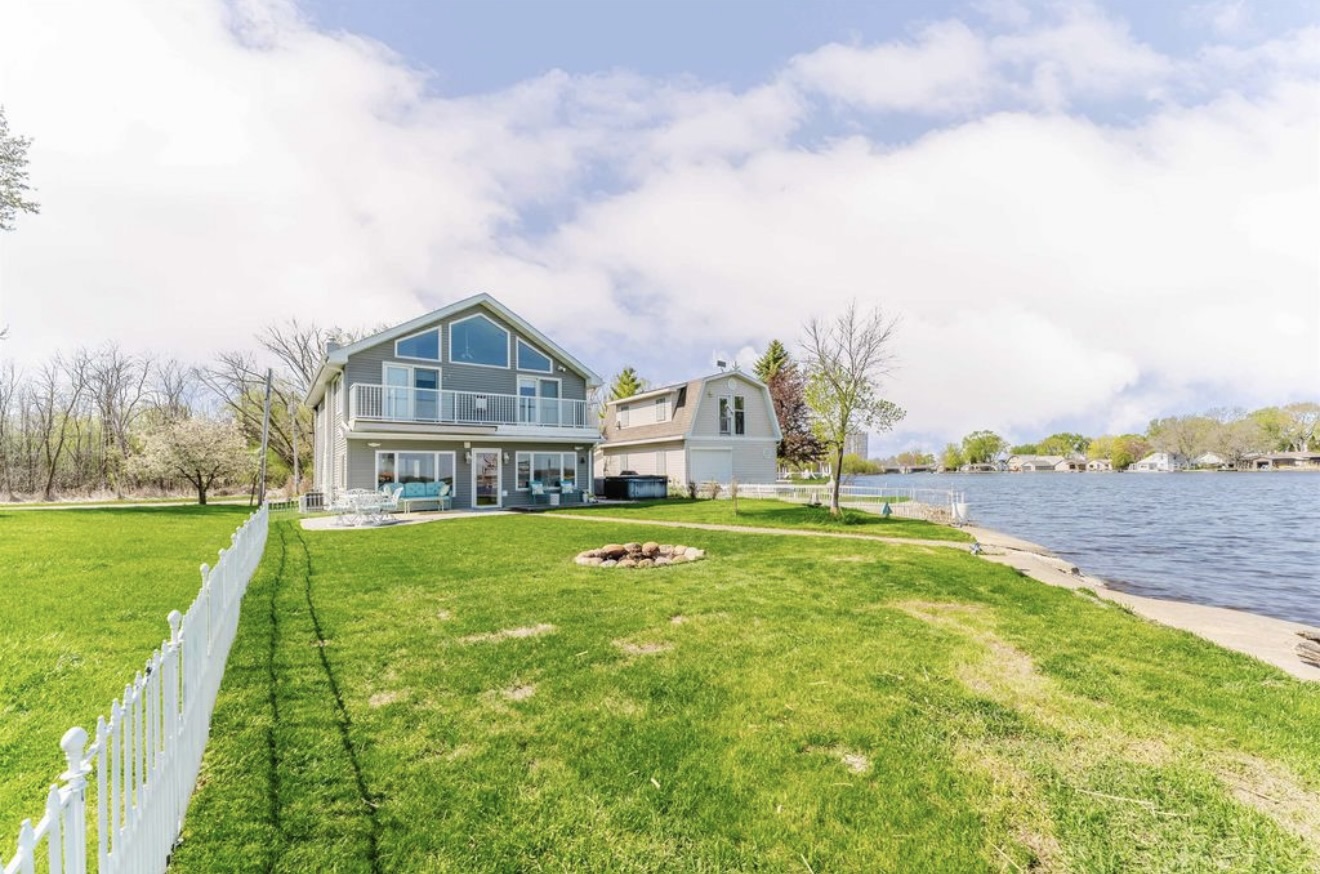    Lakeside Residence