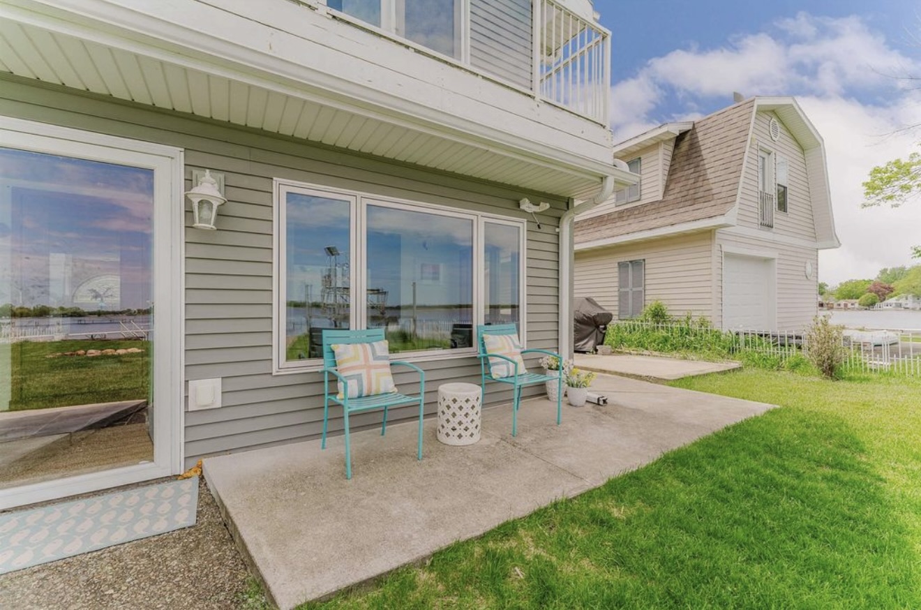     Lakeside Residence