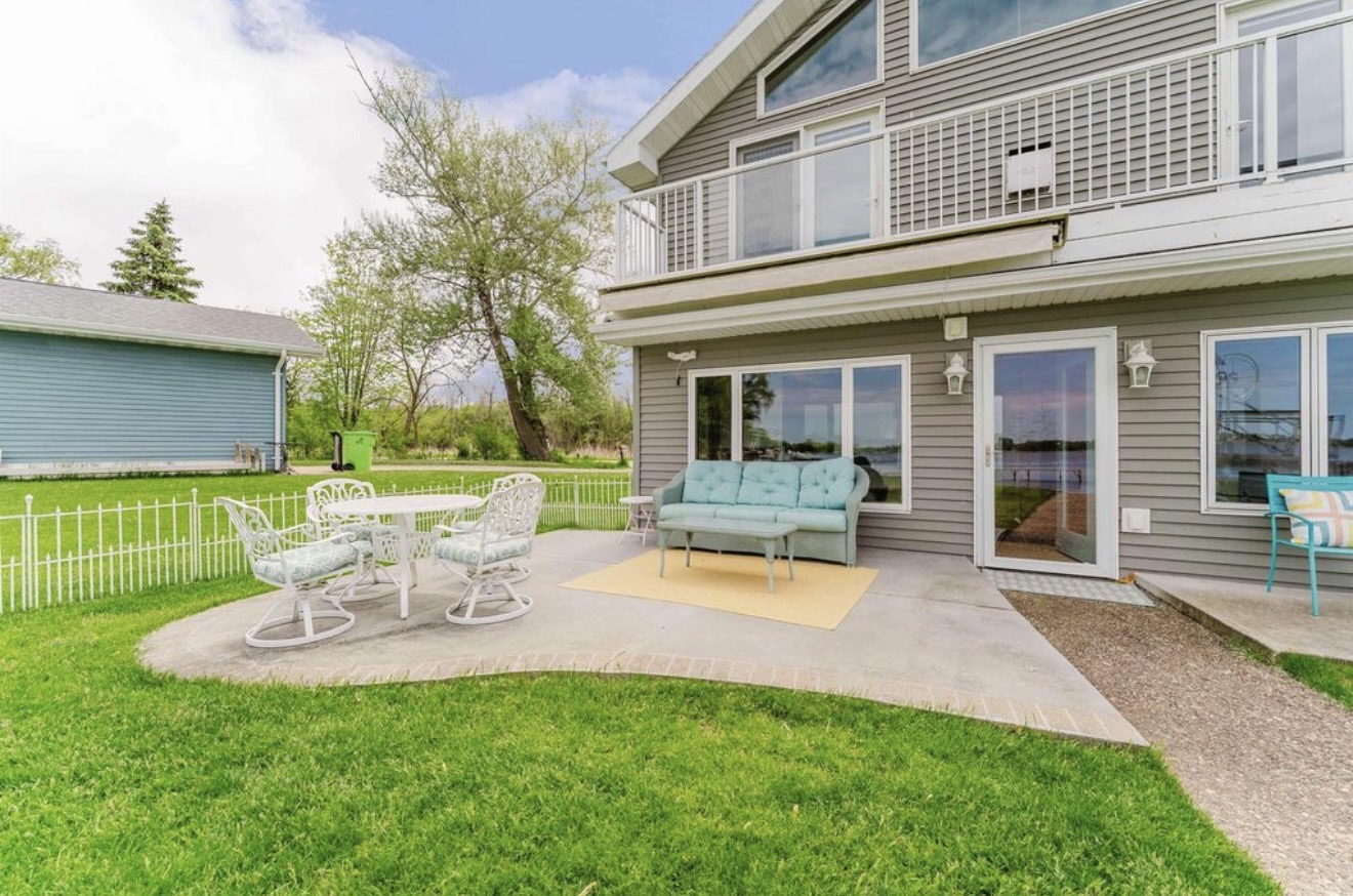     Lakeside Residence