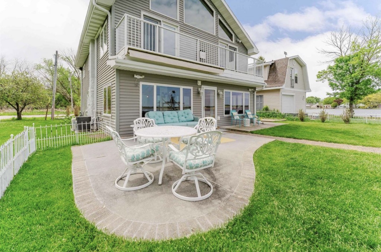     Lakeside Residence