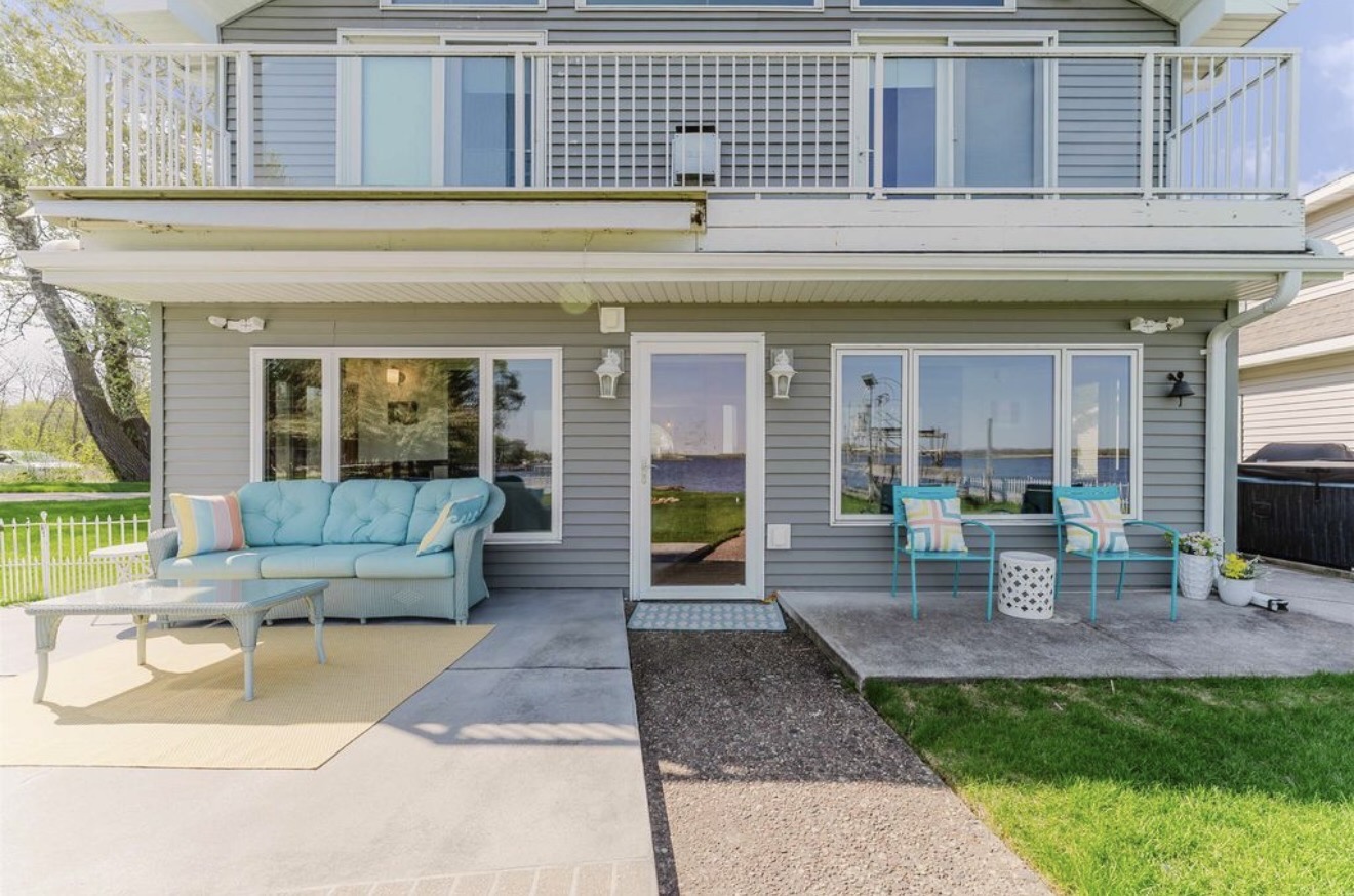     Lakeside Residence