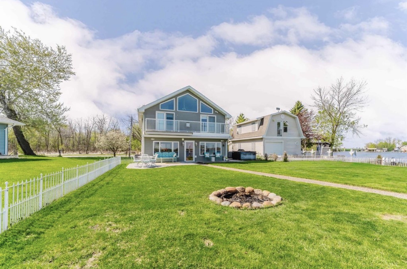     Lakeside Residence