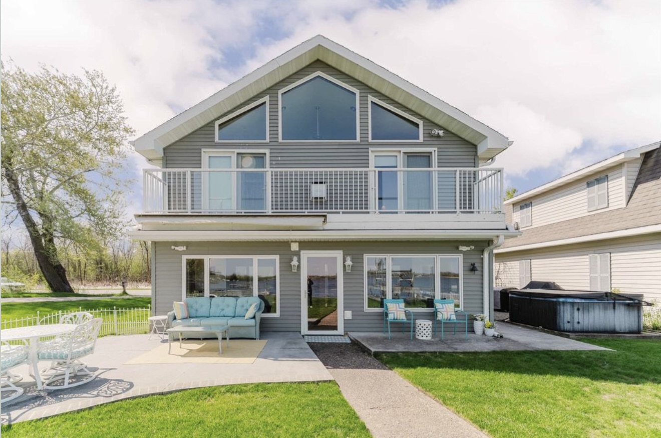     Lakeside Residence